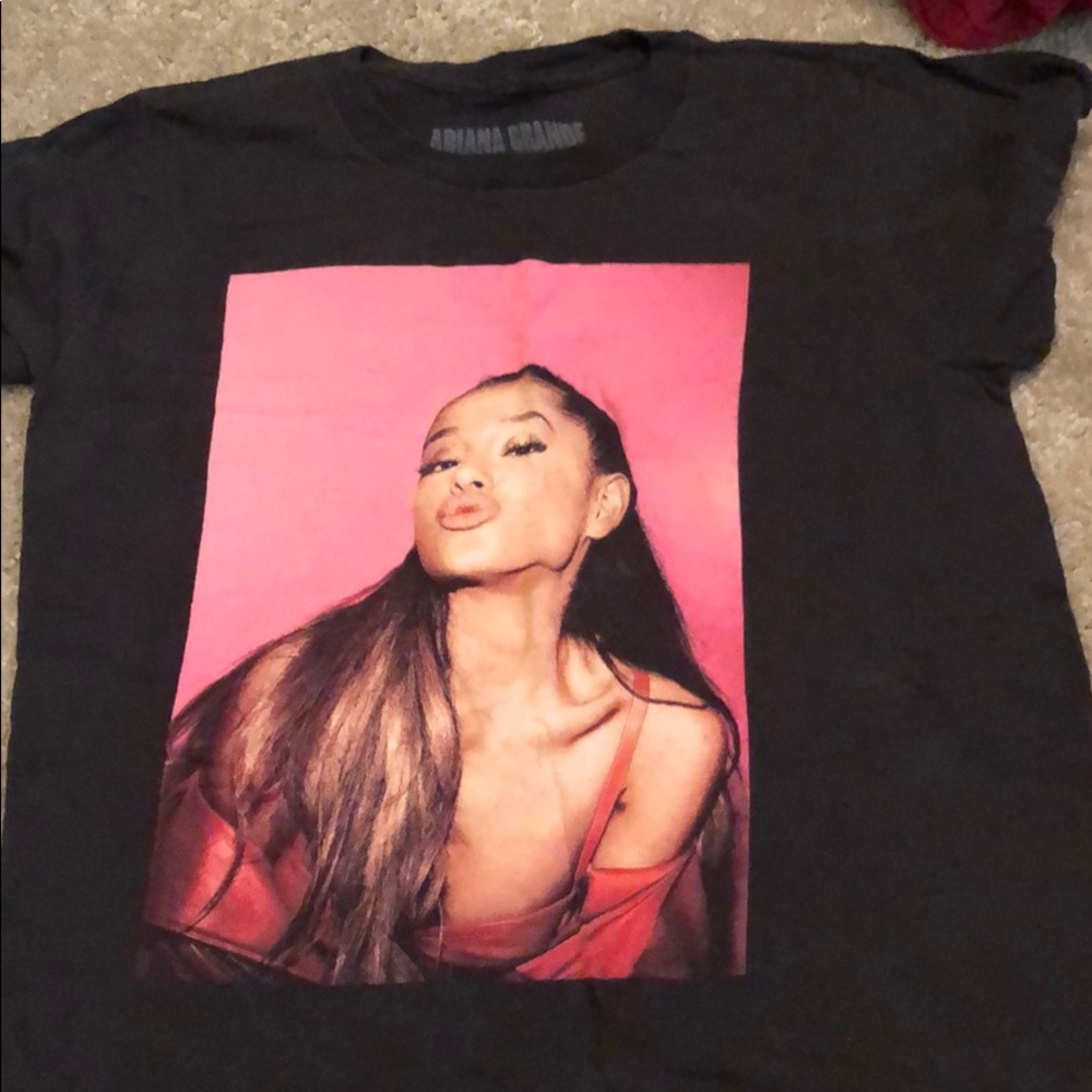 A Ariana grande “dangerous women tour” shirt